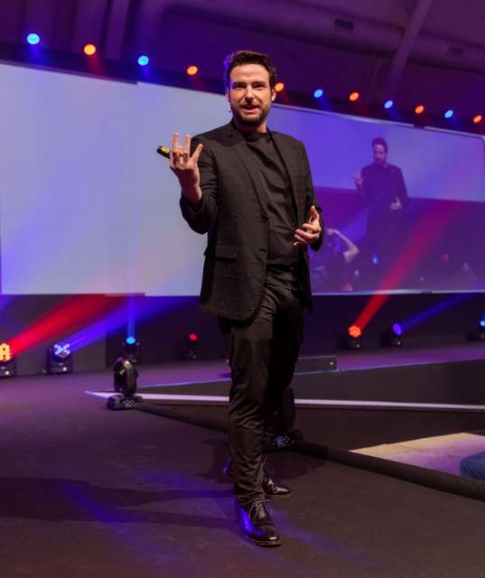 Imagem do Tony Ventura Melhor Palestrante de tecnologia de inovação no palco