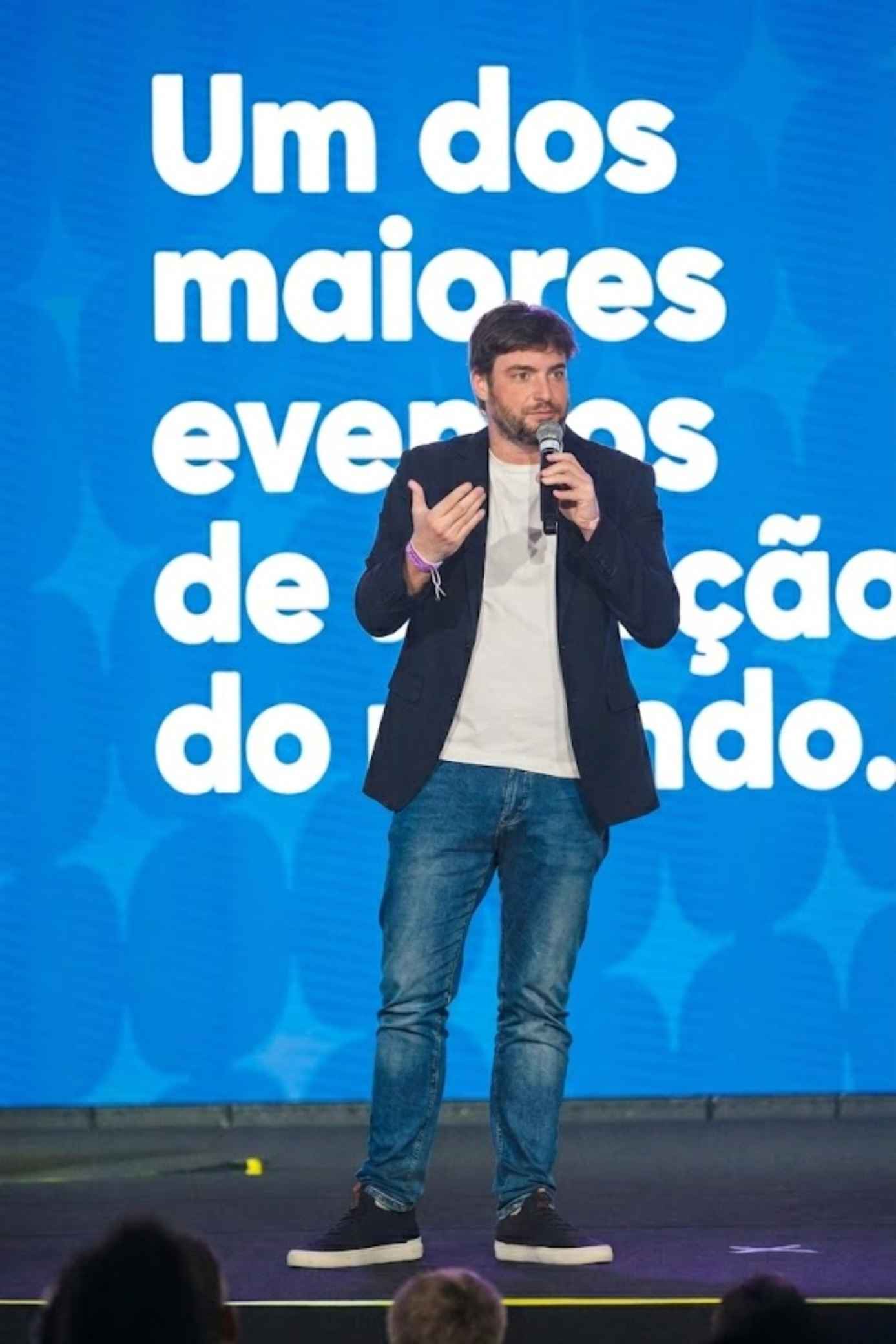 Imagem do Tony Ventura Melhor Palestrante de tecnologia de inovação no palco